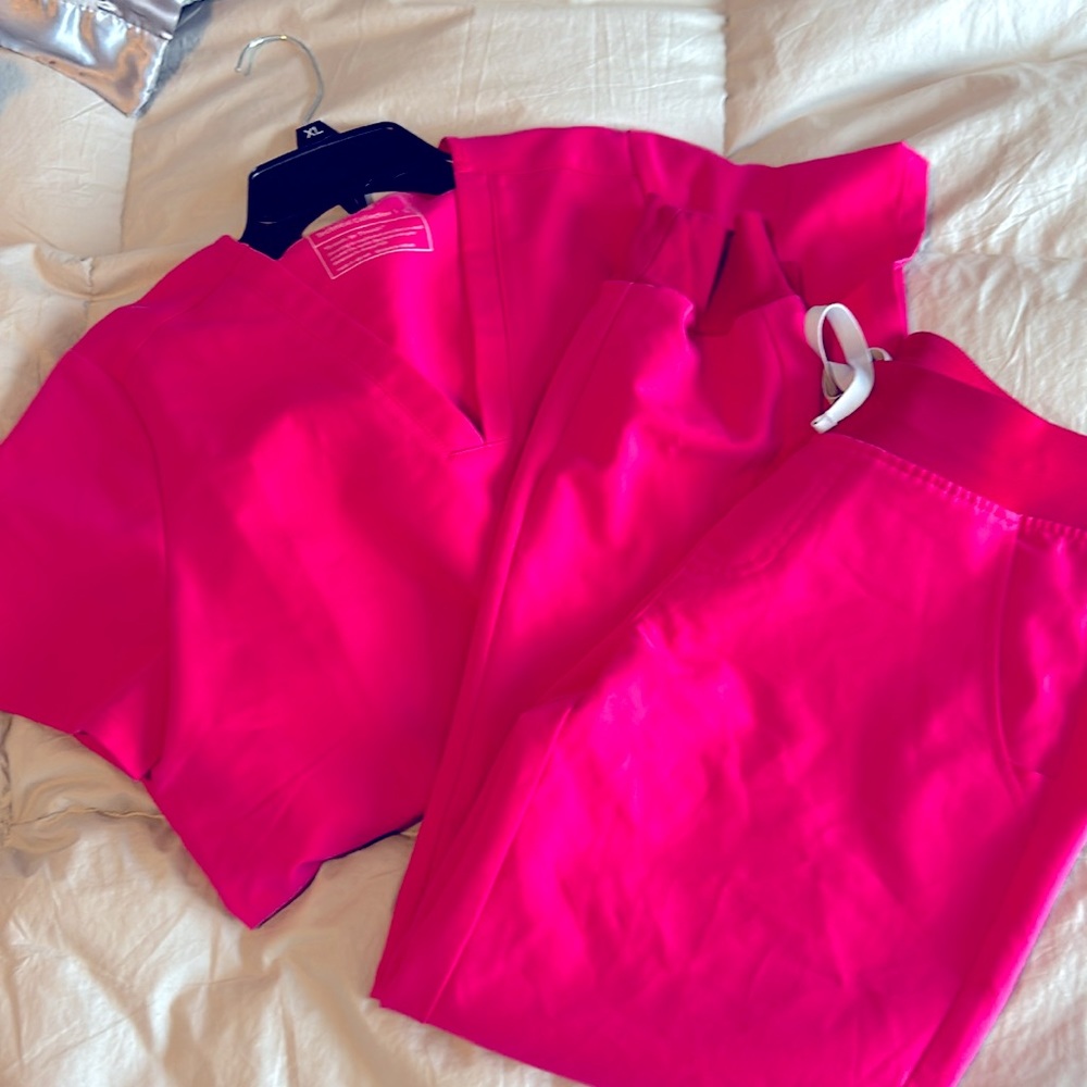 Figs- shocking pink Zamora and Casma set, small/SP